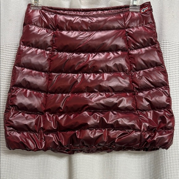NAPAPIJRI Goose-down mini skirt SZ 8? 38 Eur
Burgundy puffer luxe warm kitschy - Picture 1 of 7